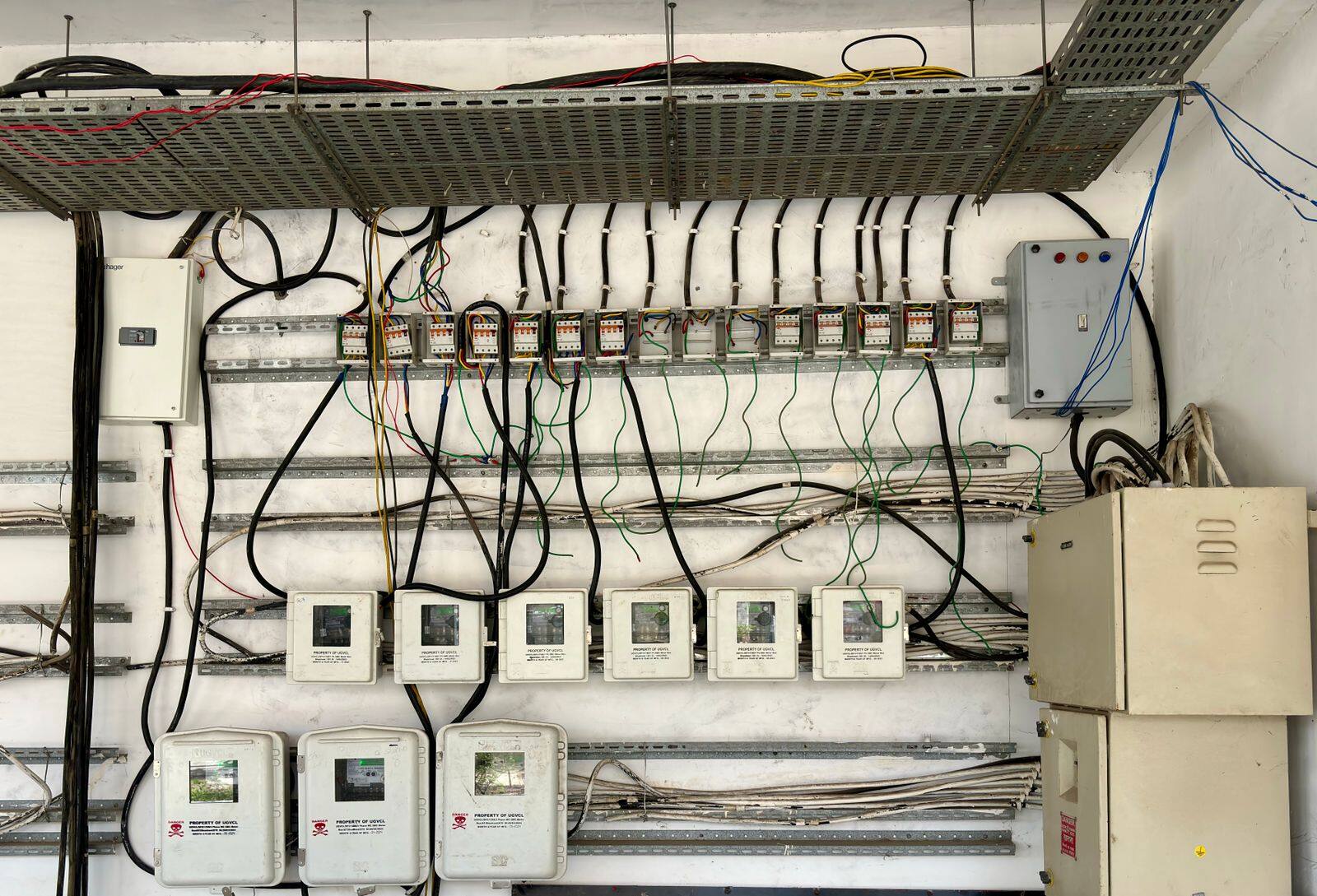 Panel de control eléctrico con cableado y medidores en planta
